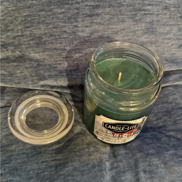 Candle-lite 18 oz. candle “Christmas Tree Farm” NEW/UNUSED Burn time 70-110 hrs - Picture 8 of 8